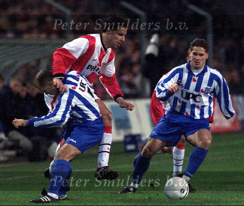Eindhoven, 18 december 1999
Kompetitie PSV-SC Heerenveen, eindstand 0-1
Ruud v Nistelrooy in duel met Dorin Mitrita
