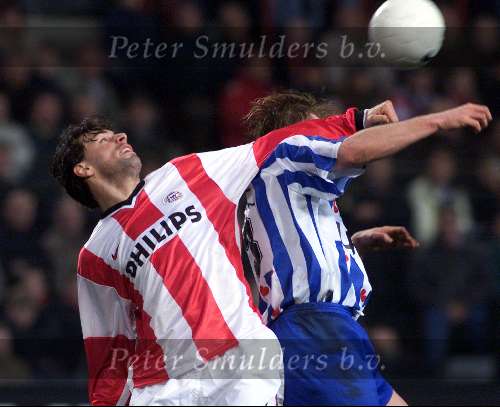 Eindhoven, 18 december 1999
Kompetitie PSV-SC Heerenveen, eindstand 0-1
Ruud v Nistelrooy in duel met Tieme Klompe