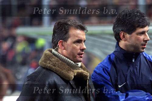 Eindhoven, 4 December 1999
Komp. PSV-Roda JC, eindstand 2-0
Sierd de Vos bij PSV met een minuut stilt voor aanvang van de wedstrijd i.v.m. het overlijden van PSV-fysiotherapeut Ton v Schijndel, die afgelopen maandag ten gevolge van een hartstilstand op 54 jarige leeftijd overleed.


PETER SMULDERS BV