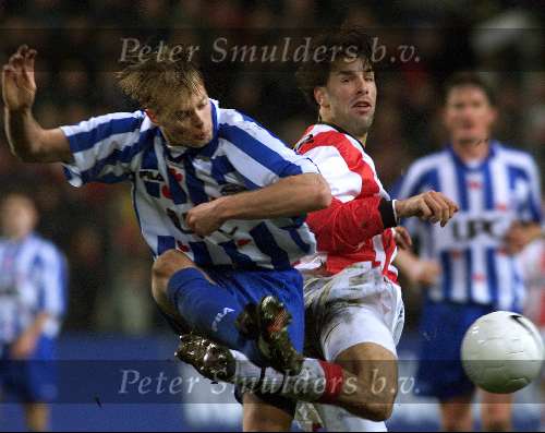Eindhoven, 18 december 1999
Kompetitie PSV-SC Heerenveen, eindstand 0-1
Ruud v Nistelrooy in duel met Tieme Klompe