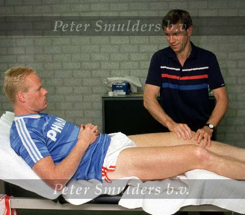 Ton v Schijndel (fysiotherapeut) is hier Ronald Koeman aan het behandelen.
v Schijndel overleed op 29 november 1999 door een hartstilstand