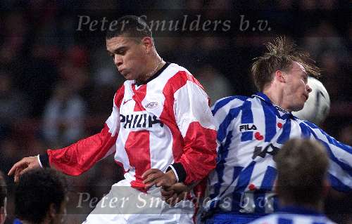 Eindhoven, 18 december 1999
Kompetitie PSV-SC Heerenveen, eindstand 0-1
Wilfred Bouma in kopbal duel met Tieme Klompe
Mooie aktie