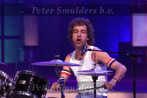 Aalsmeer 8-12-1999
Sterrenplaybackshow van Hennie Huisman.
Youssef Idilbi als drummer van Doe Maar