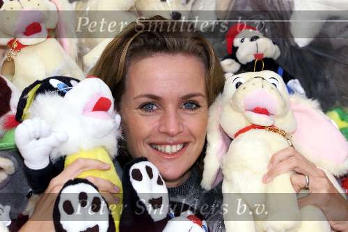 Hilversum 4 december 2000
Daphne Deckers met 5000 knuffels bij Radio Nationaal