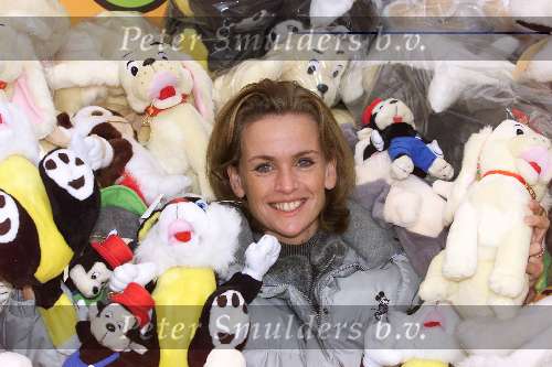 Hilversum 4 december 2000
Daphne Deckers met 5000 knuffels bij Radio Nationaal