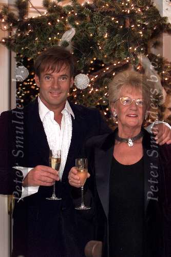 Aalsmeer 8 december 2000
Gerard Joling met zijn moeder