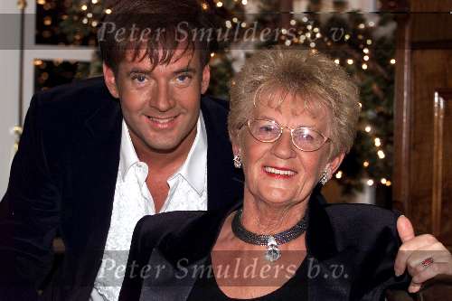 Aalsmeer 8 december 2000
Gerard Joling met zijn moeder