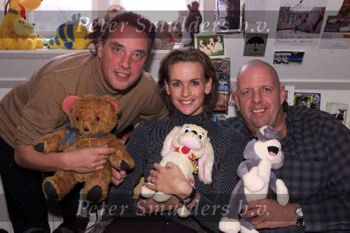 Hilversum 4 december 2000
Daphne Deckers met 5000 knuffels bij Radio Nationaal met Jan Rietman en Henk Bres.