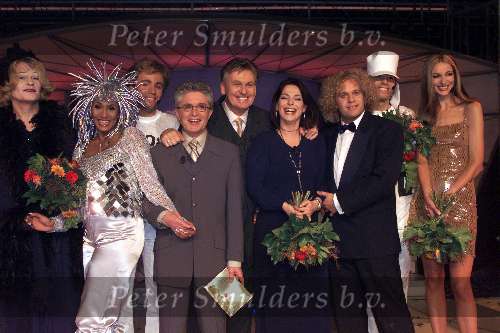 Aalsmeer 7 december 2000
Sterrenplayback show met Hennie Huisman, Patty Brard, Rob Witschge Richard Witschge, Peer Mascini, Carlo Boszhard en Irene v d Laar.