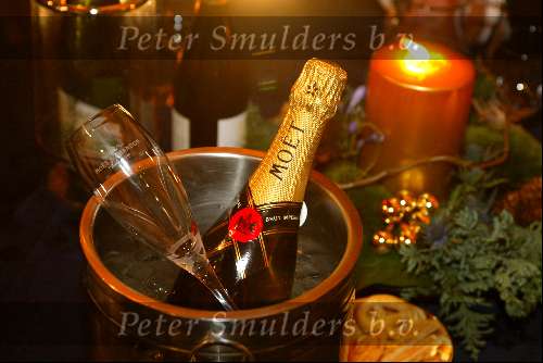 Amsterdam 21 december 2001
Uitreiking van de Rembrandt awards in de beurs van Berlage.
Champagne in een koeler Moet & Chandon