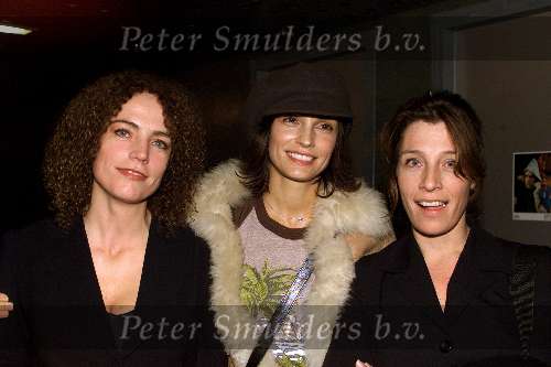 Amsterdam 3 december 2001
Premiere Minoes in Pathe Arena.
 Famke Janssen met zussen