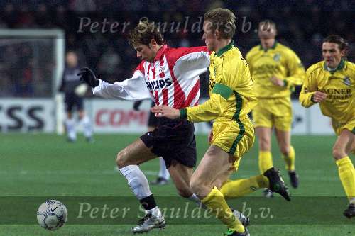 Eindhoven 21 december 2000
PSV-Fortuna
Kezman in duel met Robert Roest.