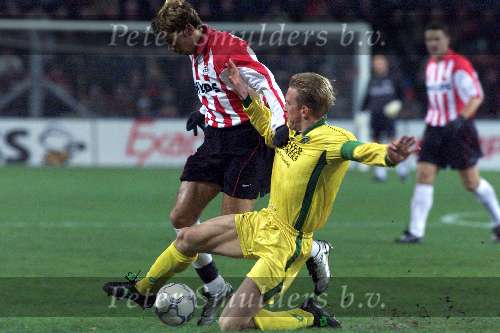 Eindhoven 21 december 2000
PSV-Fortuna
Kezman in duel met Robert Roest