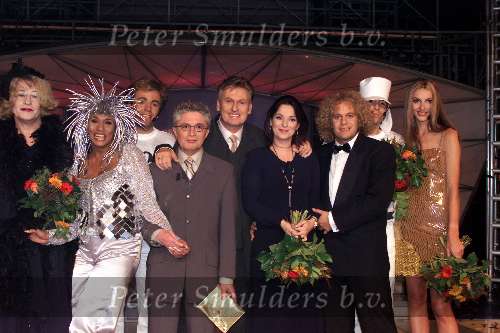 Aalsmeer 7 december 2000
Sterrenplayback show met Henny Huisman, Patty Brard, Rob Witschge Richard Witschge, Peer Mascini, Carlo Boszhard en Irene v d Laar.