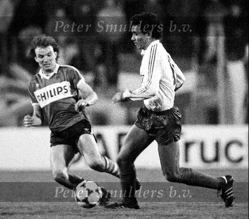 Eindhoven, 16 April 1985
PSV-FC Haarlem, eindstand
Ricardo moniz in aktie voor Haarlem in duel met Michel Valke