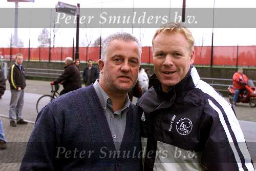 AMSTERDAM 3 december 2001
Ronald Koeman , 1e training bij AJAX. 
Ronald met fan
