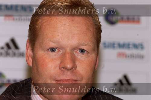 AMSTERDAM 3 december 2001

Ronald Koeman , 1e training bij AJAX. 
 
  Ruud Krol, Leo Beenhakker en Arie vd Eijnden

Peter Smulders bv