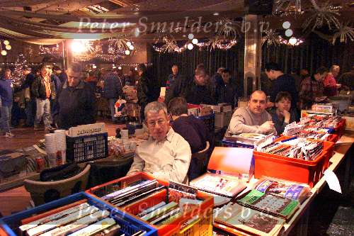 Valkenswaard, 16 december 2000
Ruilbeurs en koopbeurs voor Voetbalartikelen zoals stickers, plaatjes, boeken speldjes etc etc.
Voetbalbeurs