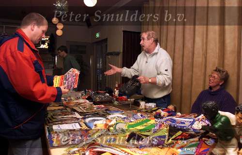 Valkenswaard, 16 december 2000
Ruilbeurs en koopbeurs voor Voetbalartikelen zoals stickers, plaatjes, boeken speldjes etc etc.
Voetbalbeurs
