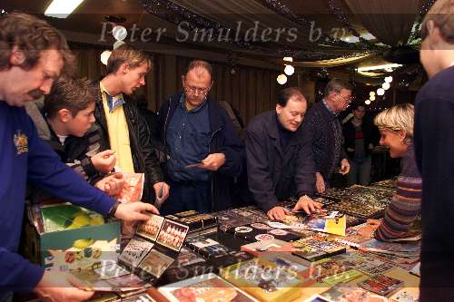 Valkenswaard, 16 december 2000
Ruilbeurs en koopbeurs voor Voetbalartikelen zoals stickers, plaatjes, boeken speldjes etc etc.
Voetbalbeurs