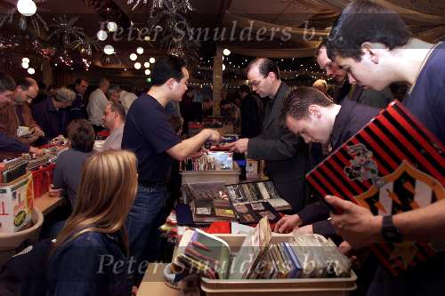 Valkenswaard, 16 december 2000
Ruilbeurs en koopbeurs voor Voetbalartikelen zoals stickers, plaatjes, boeken speldjes etc etc.
Voetbalbeurs