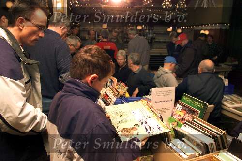 Valkenswaard, 16 december 2000
Ruilbeurs en koopbeurs voor Voetbalartikelen zoals stickers, plaatjes, boeken speldjes etc etc.
Voetbalbeurs