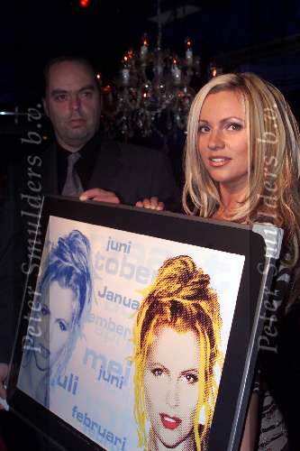 Amstelveen, 30 november 2000
Uitreiking kalender door Gerard Joling van TATJANA
