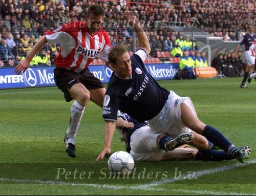 Eindhoven, 9 december 2001
Kompetitie Seizoen 2001/2001
PSV - FC Twente, eindstand 1-0
Tommy v d Leegte in dule met Andre Ooijer