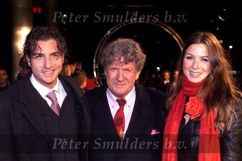 ROTTERDAM 11 december 2001
Premiere Lord of Rings in Rotterdam Pathe.
Willibrord Frequin met kinderen
