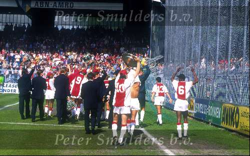 AJAX Landskampioen seizoen 1995/1996
Michael Reiziger Danny Blind Frank de Boer Peter Hoekstra Winston Bogarde Patrick Kluivert Edwin v d Sar Clarence Seedorf Edgar Davids Kanu Wamberto Ronald de boer Marc Overmars Jaril Litmanen Jac Wolf Finidi George
Stadion \