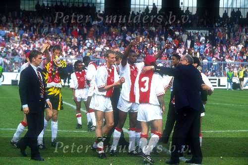 AJAX Landskampioen seizoen 1995/1996
Michael Reiziger Danny Blind Frank de Boer Peter Hoekstra Winston Bogarde Patrick Kluivert Edwin v d Sar Clarence Seedorf Edgar Davids Kanu Wamberto Ronald de boer Marc Overmars Jaril Litmanen Jac Wolf Finidi George
Stadion \\\