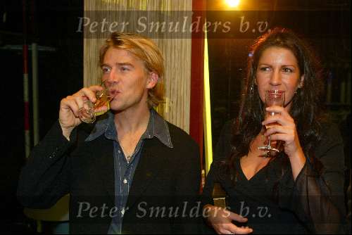 Den Bosch 2 december 2002
Premiere Tel uit je winst 
Isa Hoes en Antonie Kamerling met een glaasje champagne
