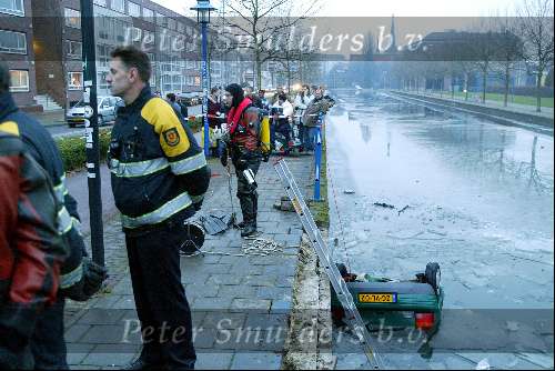 EIndhoven 14 december 2002
Auto te water en onder het ijs in het eindhovens Kanaal