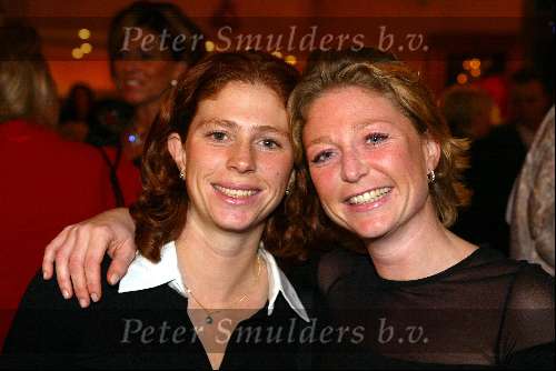 Amsterdam 17 decmber 2001
Princess kerstborrel in het Grace Theater.
Barbara Barend met zus