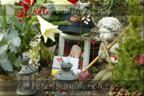 Heemstede 5 december 2002
Moeder Bart de Graaf bij graf