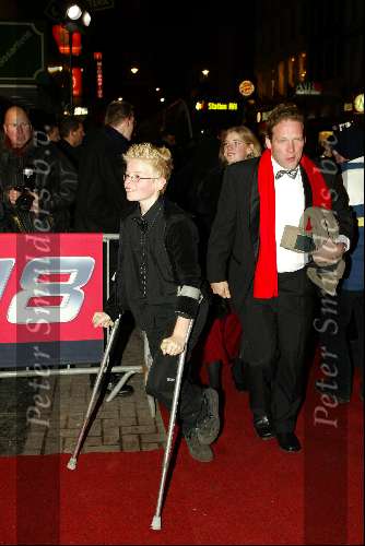 Amsterdam 11 december 2002
Premiere Lord of the rings II
Erik v Muiswinkel met kinderen