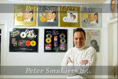 Fijnaart 14 december 2002
Frans Bauer bij zijn gouden en platina CD\\\'s