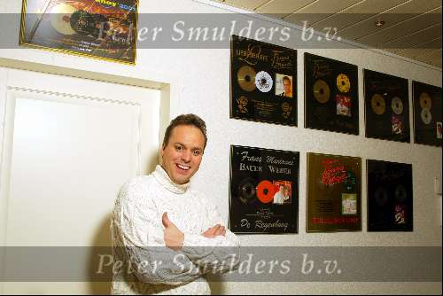 Fijnaart 14 december 2002
Frans Bauer bij zijn gouden CD\\\'s