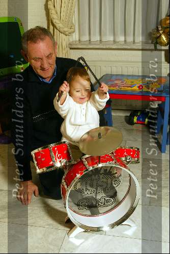 Fijnaart 14 december 2002
Vader Bauer met Christian Mariska achter de drums