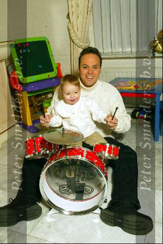 Fijnaart 14 december 2002
Frans Bauer met Christian achter het drumstel