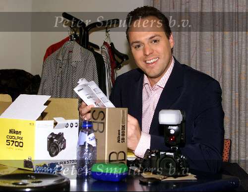 Eindhoven 22 November 2002
Frans Bauer heeft net een nieuwe NIKON Camera ontvangen