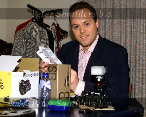 Eindhoven 22 November 2002
Frans Bauer heeft net een nieuwe NIKON Camera ontvangen