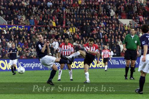 Eindhoven, 9 december 2001
Kompetitie Seizoen 2001/2001
PSV - FC Twente, eindstand 1-0
Gakhokidze probeert te scorenk