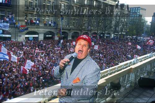 Hans Versnel optredend op het Leidse Plein i.v.m. Kampioenschap AJAX 1995