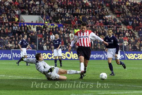 Eindhoven, 9 december 2001
Kompetitie Seizoen 2001/2001
PSV - FC Twente, eindstand 1-0
Sander Boscker wil zijn oud teamgenoot Jan Venngeoor of Hesslink proberen het scoren te beletten.