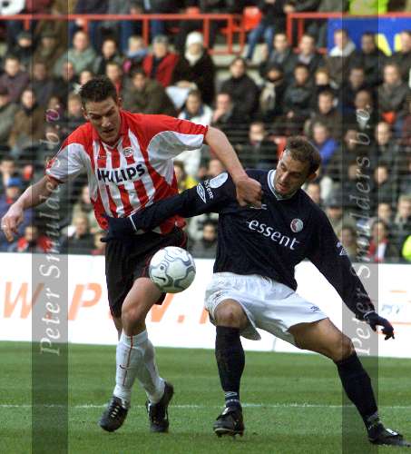 Eindhoven, 9 december 2001
Kompetitie Seizoen 2001/2001
PSV - FC Twente, eindstand 1-0
Spira Grujic en Jan Venngeoor of Hesslink
