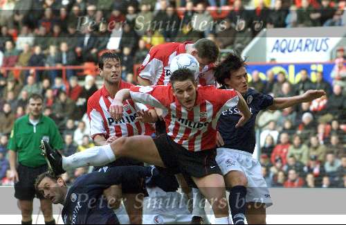 Eindhoven, 9 december 2001
Kompetitie Seizoen 2001/2001
PSV - FC Twente, eindstand 1-0
Chris v d Weerden, Ernest Faber, Spira Grujic, Andre Ooijer en Jan Venngeoor of Hesslink aanval van PSV op het doel van FC Twente