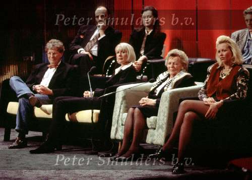 Jan des Bouvries met oudste dochter Nicole Des Bouvries ( geheel rechts ) zijn vrouw Monique des Bouvries en moeder