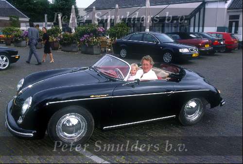 Jan des Bouvrie met zijn Porsch Cabriolet Classic Car