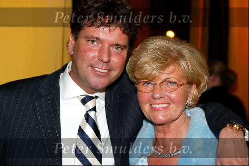 Amsterdam 17 decmber 2001
Princess kerstborrel in het Grace Theater.
Johan Westermeijer en zijn moeder